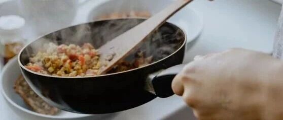 炒菜时的4个致病坏习惯，看看你有没？