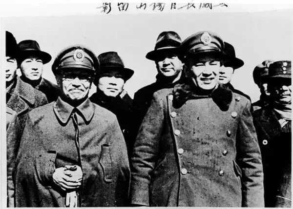 接到宣慰台湾命令时，白崇禧正在华北督导绥靖区政务，左为山西绥靖公署主任阎锡山。