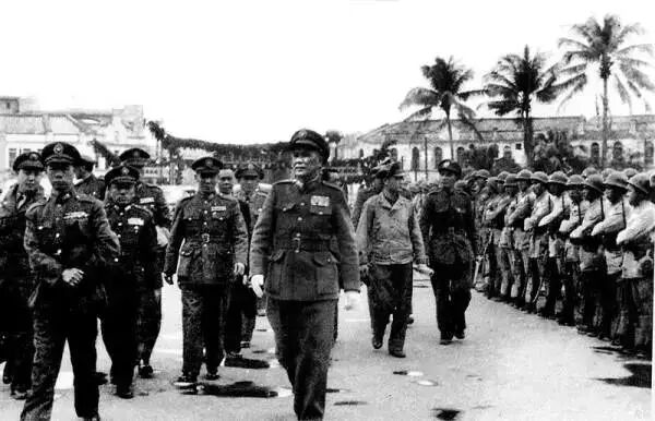 白崇禧检阅整编第二十一师官兵