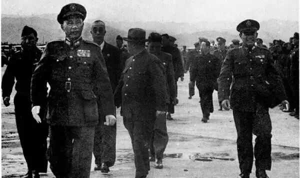 白崇禧完成宣慰，返京复命，陈仪（右边脸朝后者）等到松山机场送行