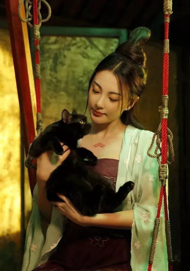 可是那时的张雨绮闪婚,老公嫖娼,离婚,反而如今30 的她越来越充满生机