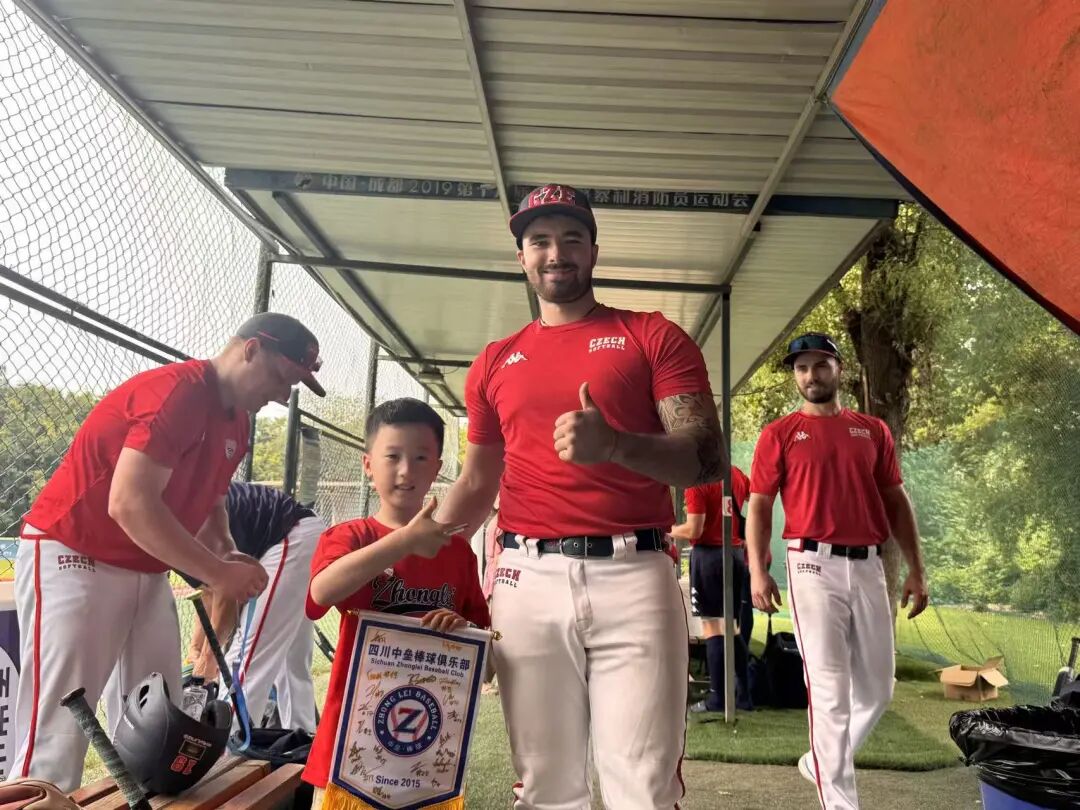 超赞！五国垒球国家队成都备战“扫货”两不误插图5