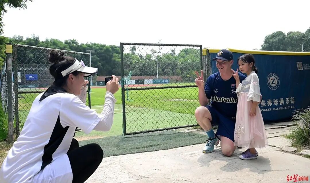 超赞！五国垒球国家队成都备战“扫货”两不误插图4