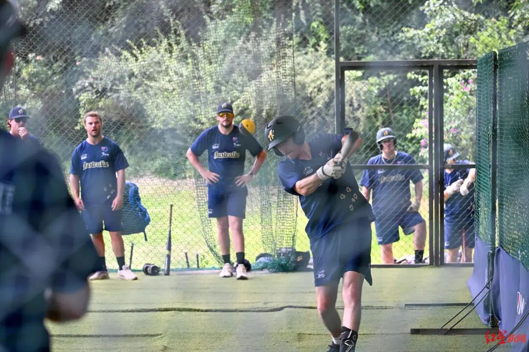 超赞！五国垒球国家队成都备战“扫货”两不误插图1