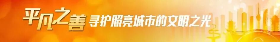 怎么推轮椅女儿推着“轮椅妈妈”坐地铁，随后一幕暖了_https://www.jmylbn.com_新闻资讯_第1张