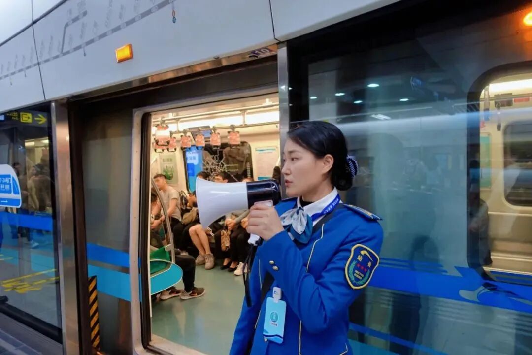 怎么推轮椅女儿推着“轮椅妈妈”坐地铁，随后一幕暖了_https://www.jmylbn.com_新闻资讯_第10张