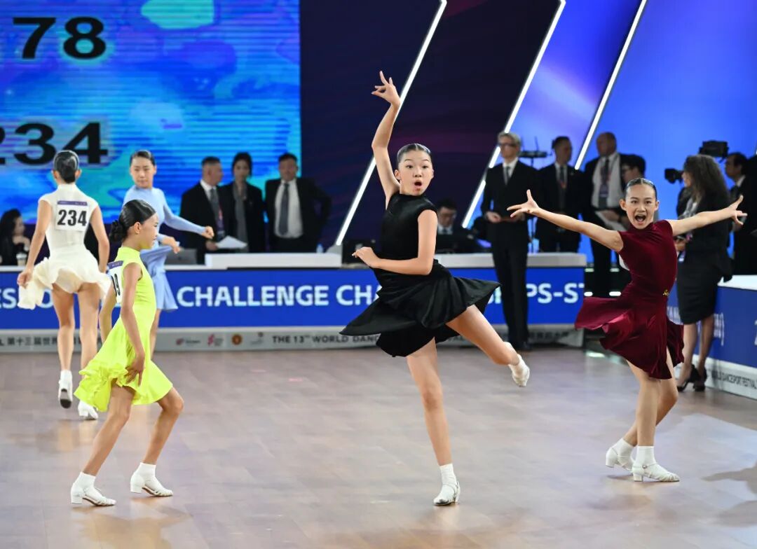 世界体育舞蹈大赛成都起舞！“九头身”裁判回来了，他超爱～插图6