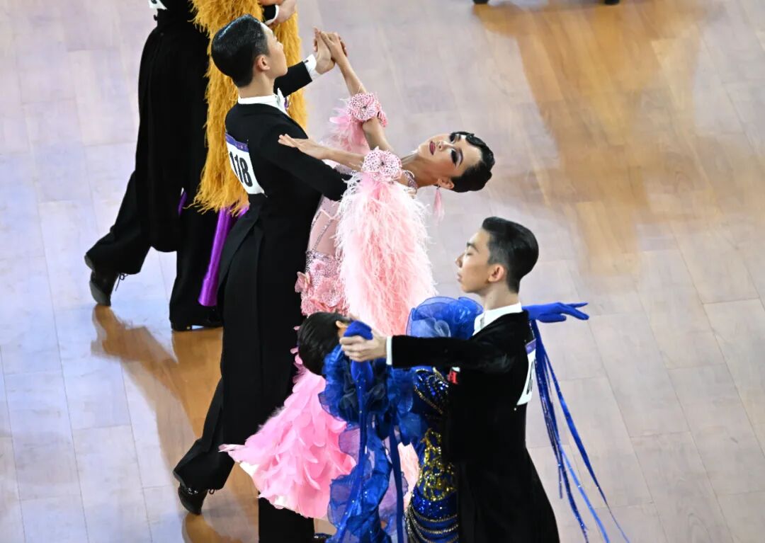 世界体育舞蹈大赛成都起舞！“九头身”裁判回来了，他超爱～插图3