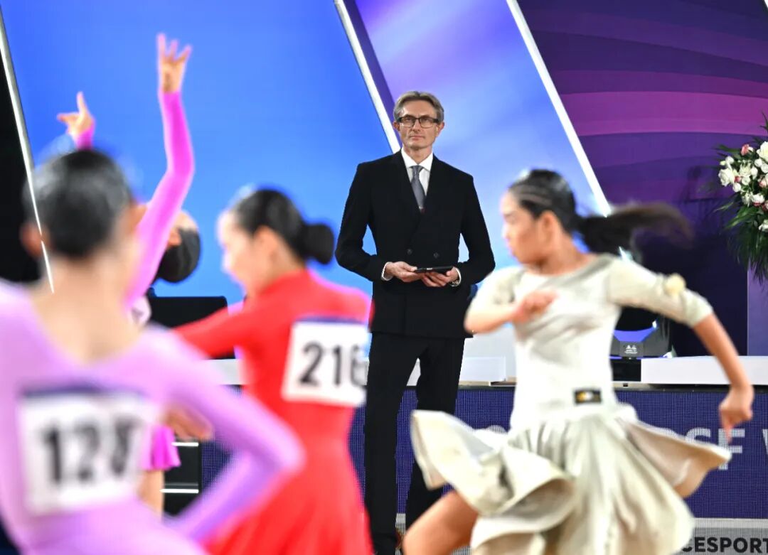 世界体育舞蹈大赛成都起舞！“九头身”裁判回来了，他超爱～插图2