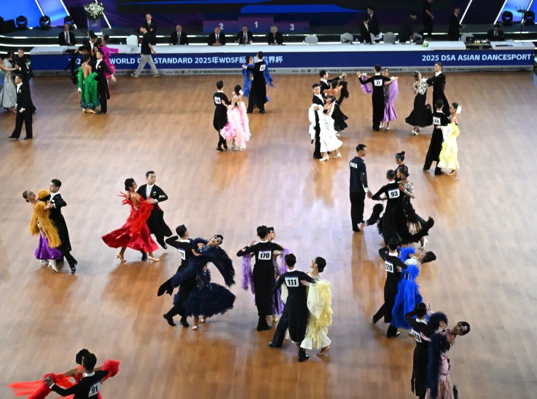 世界体育舞蹈大赛成都起舞！“九头身”裁判回来了，他超爱～插图5