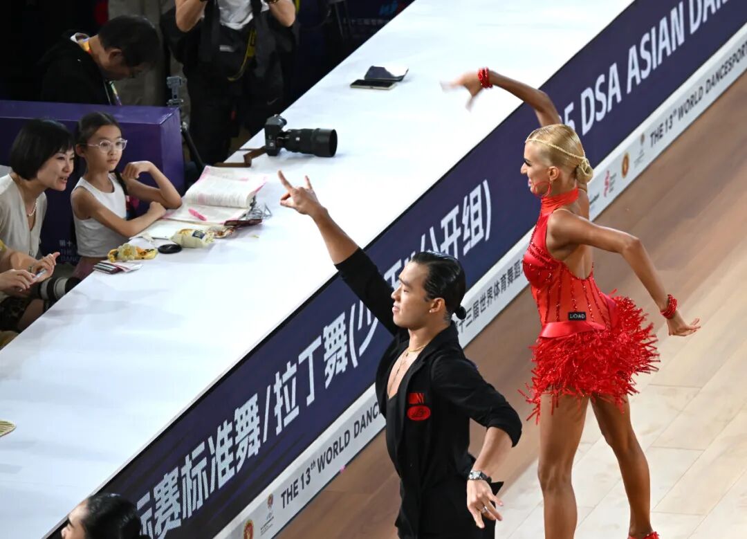 世界体育舞蹈大赛成都起舞！“九头身”裁判回来了，他超爱～插图4