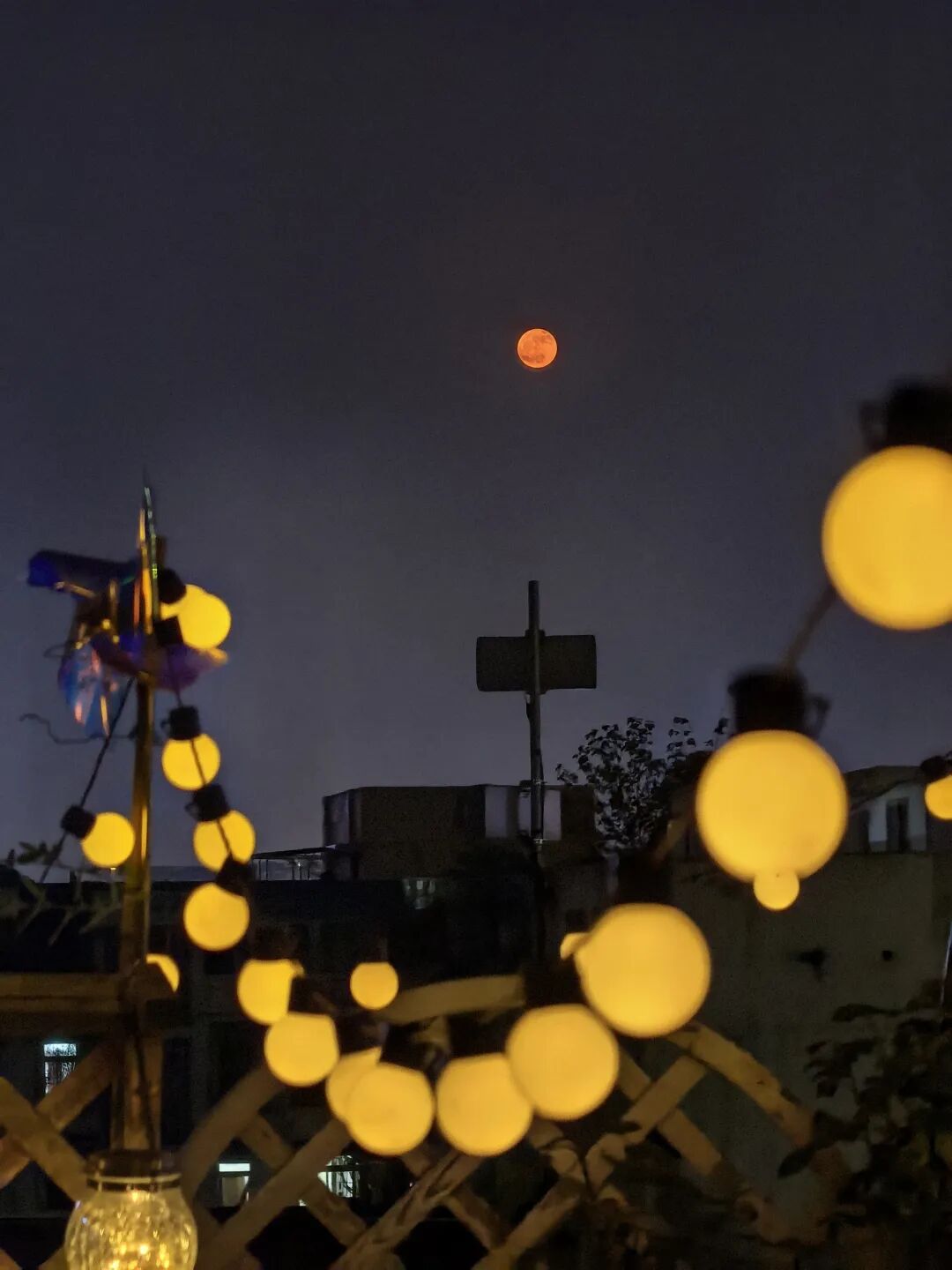 快抬头！天上有个红月亮插图7