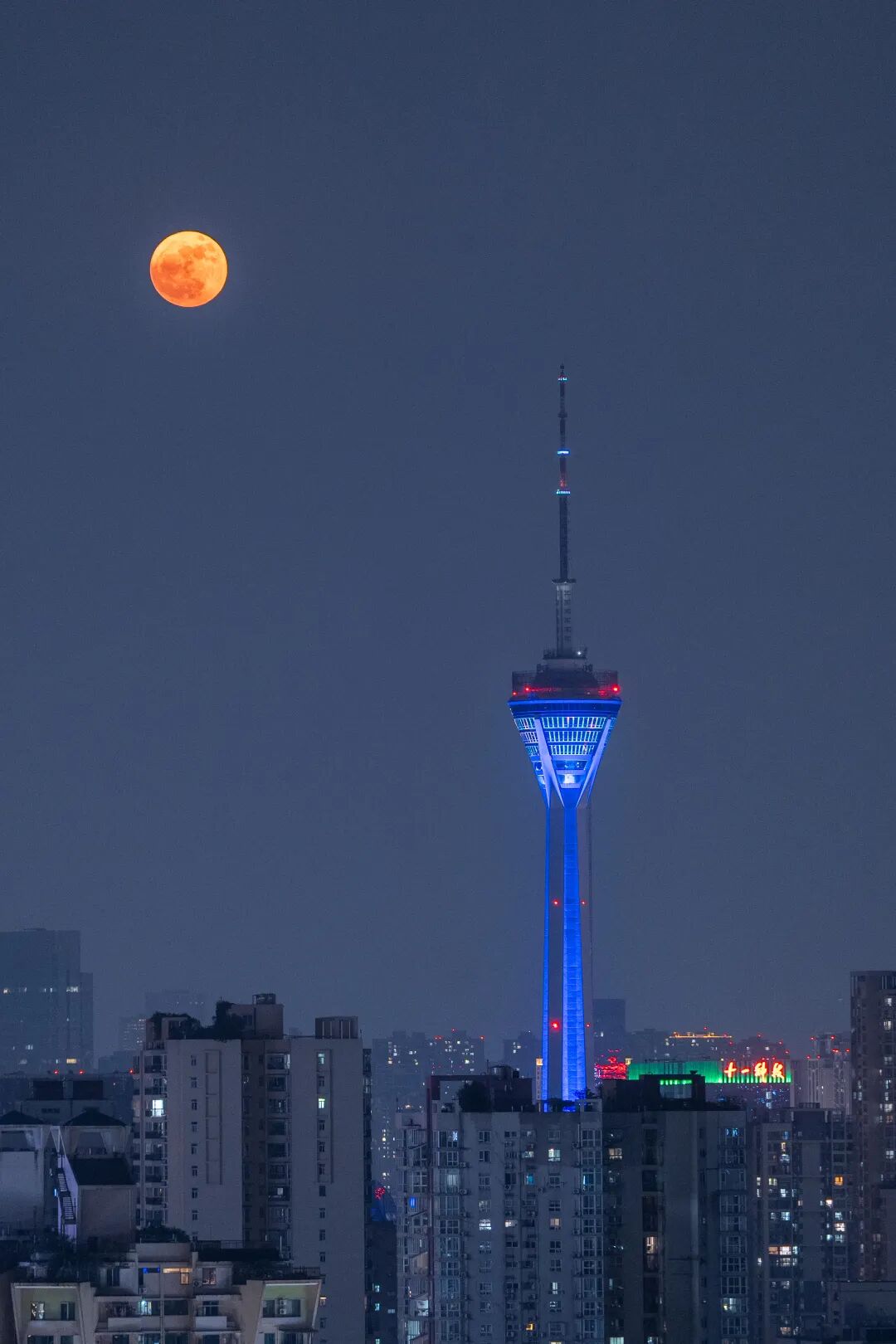 快抬头！天上有个红月亮插图2
