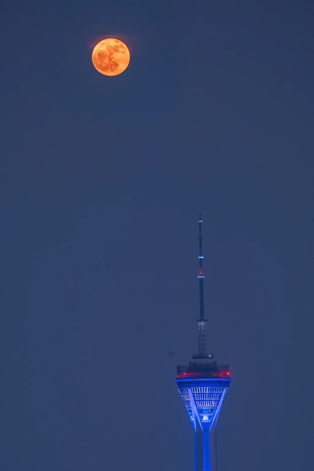 快抬头！天上有个红月亮插图3