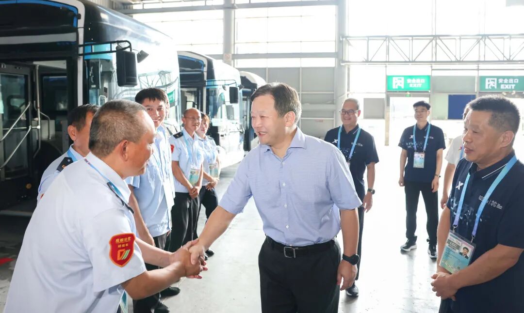 曹立军看望慰问世运会赛时服务保障一线工作人员插图3