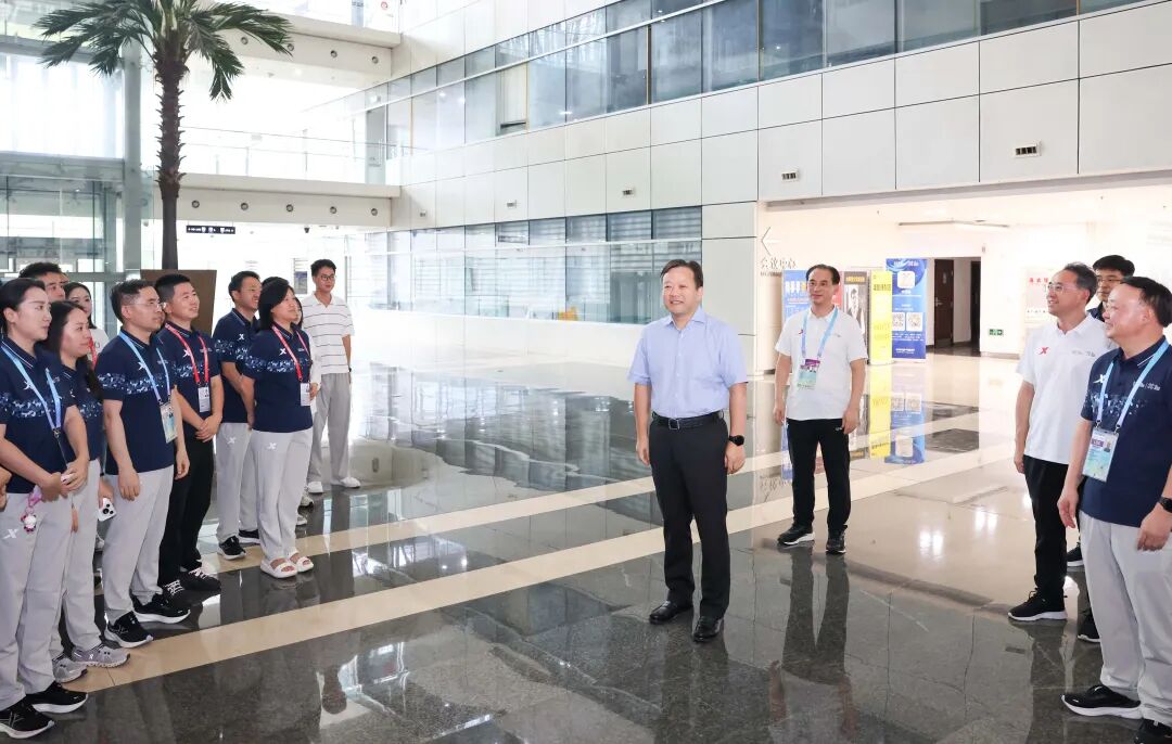 曹立军看望慰问世运会赛时服务保障一线工作人员插图2