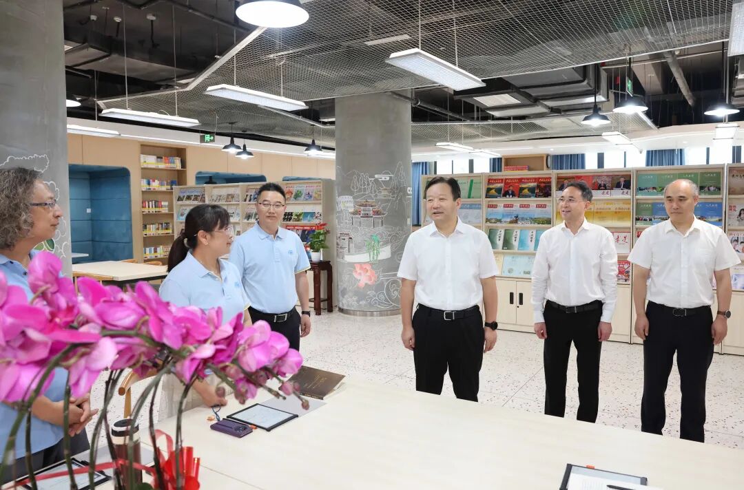 曹立军王凤朝看望慰问教师 向全市广大教师和教育工作者致以节日祝贺和诚挚问候插图2