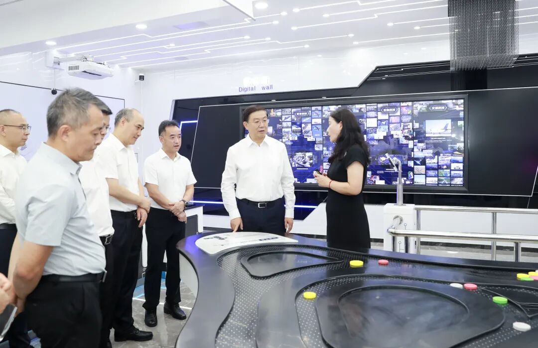 曹立军王凤朝看望慰问教师 向全市广大教师和教育工作者致以节日祝贺和诚挚问候插图3