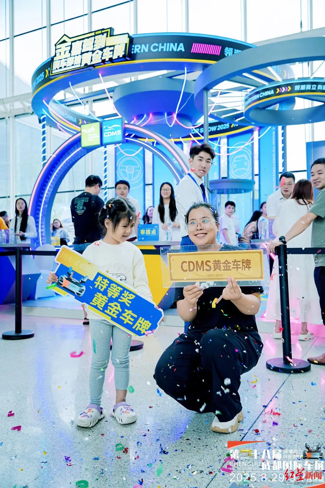 太火爆！有人抽中10克黄金车牌！成都人都在逛→插图5