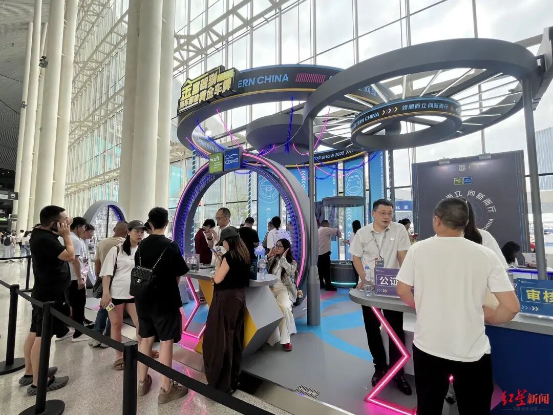 太火爆！有人抽中10克黄金车牌！成都人都在逛→插图4