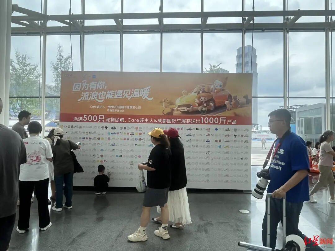 太火爆！有人抽中10克黄金车牌！成都人都在逛→插图3