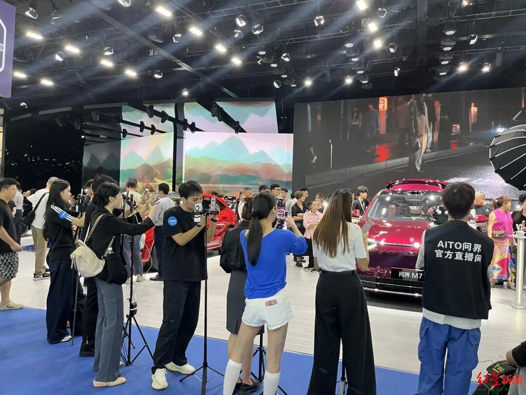 太火爆！有人抽中10克黄金车牌！成都人都在逛→插图2