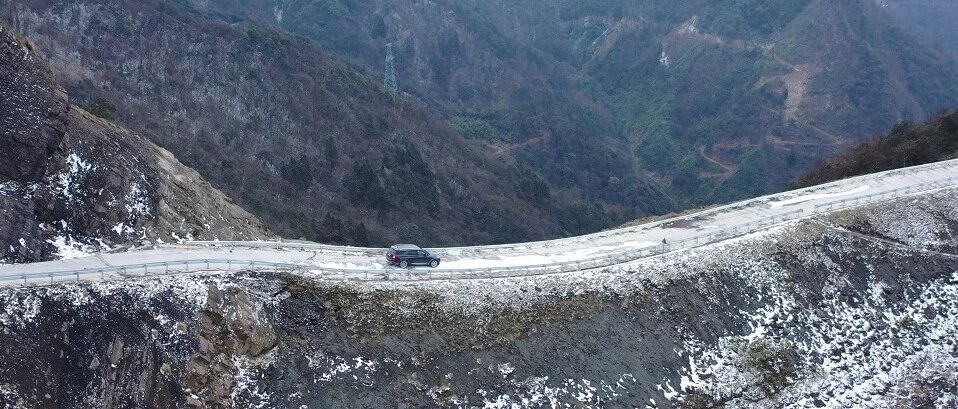 福特探险者雪中探秘刀背梁，在悬崖边上行走是怎样的体验？