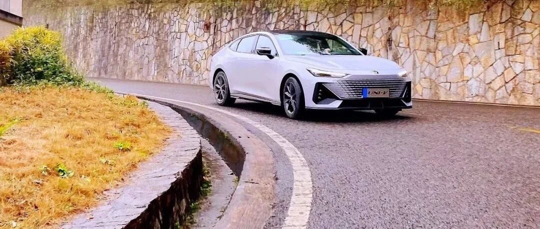 车壹圈试驾丨底盘调校韧性十足，长安UNI-V就看价格了！