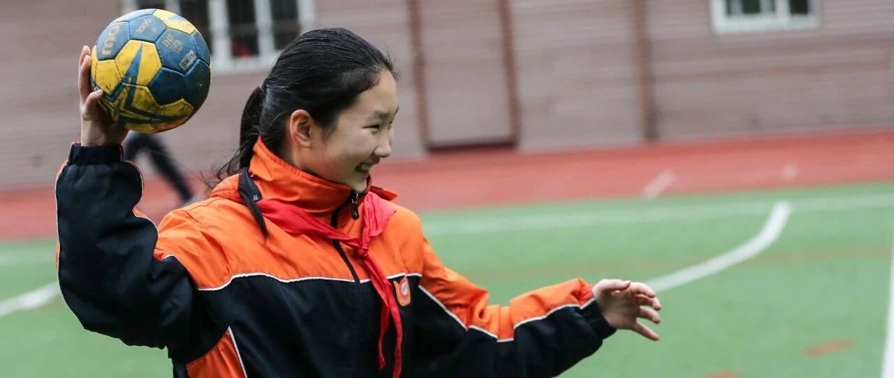 体育之育丨手中有球，眼里有光，这所学生不到300人的学校一到中午就热闹开了……