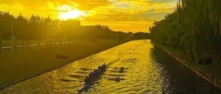 体育之育丨“同舟河”上同舟共济，他们迎着晨光备战“上艇”