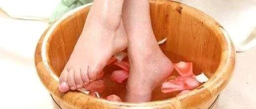 湿气重！还在傻傻的拔罐？开水里加1物，湿气一次通通排光！