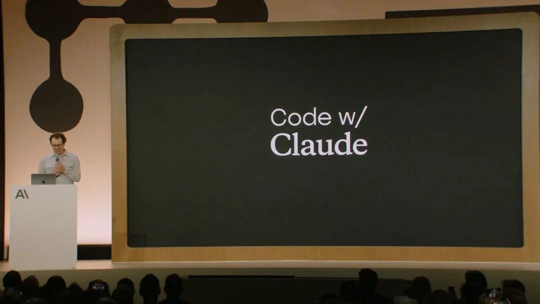 Claude 4 Wallpager