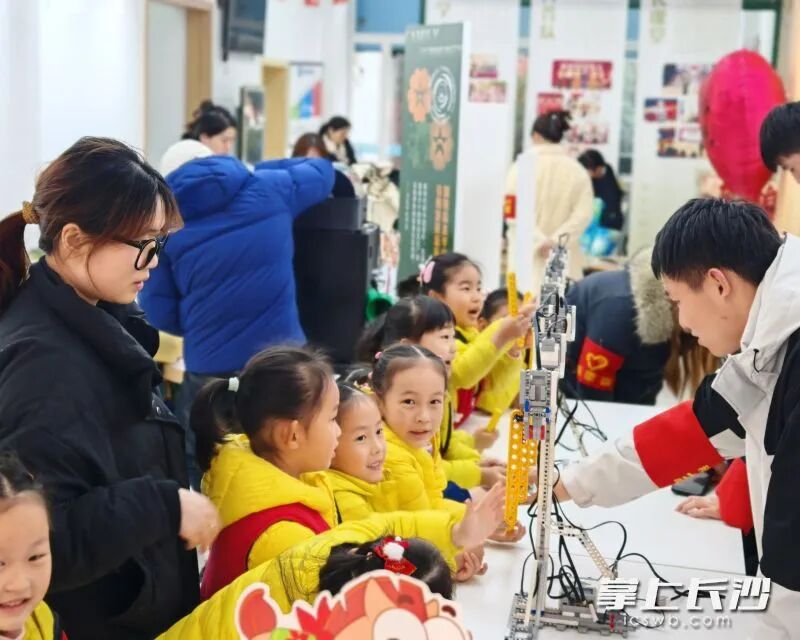 虽然没有狮头，编程机器人舞狮也有板有眼。照片均为长沙晚报通讯员 彭玉立 供图