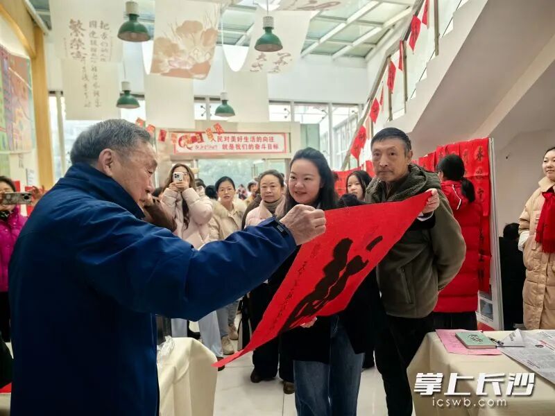 书法家的春联作品被现场做成电子贺卡。