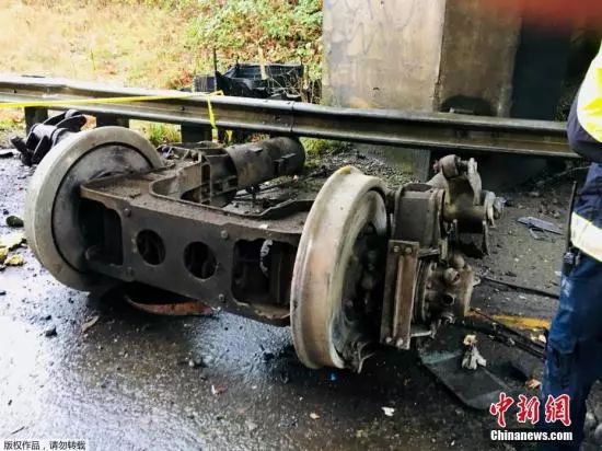 美國列車高架橋上脫軌,部分車廂跌落!6人死亡數十人受傷