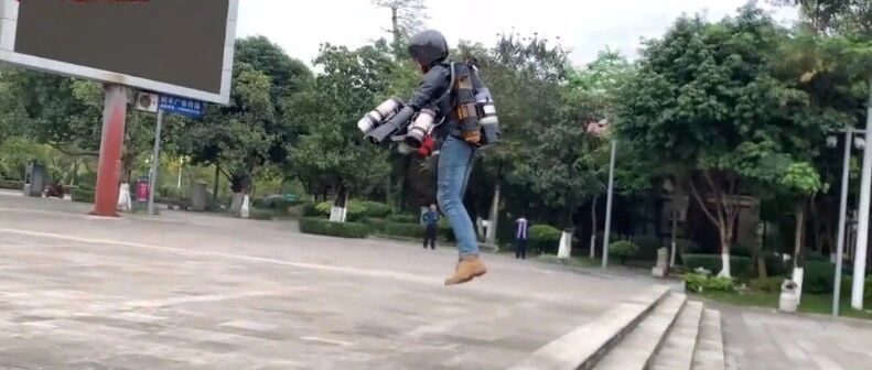 中国版“钢铁侠”！男子花70万元自制飞行服