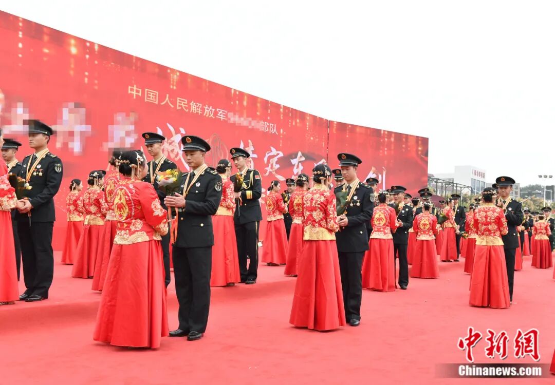 东风聘书、火箭戒指......火箭军集体婚礼齁甜！