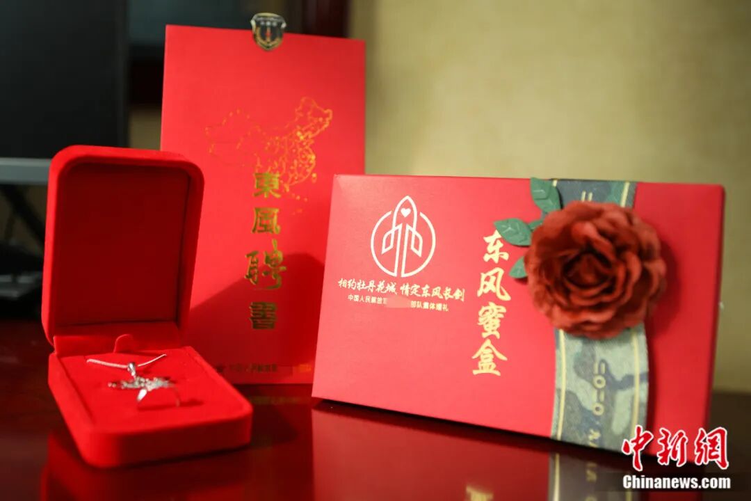 东风聘书、火箭戒指......火箭军集体婚礼齁甜！