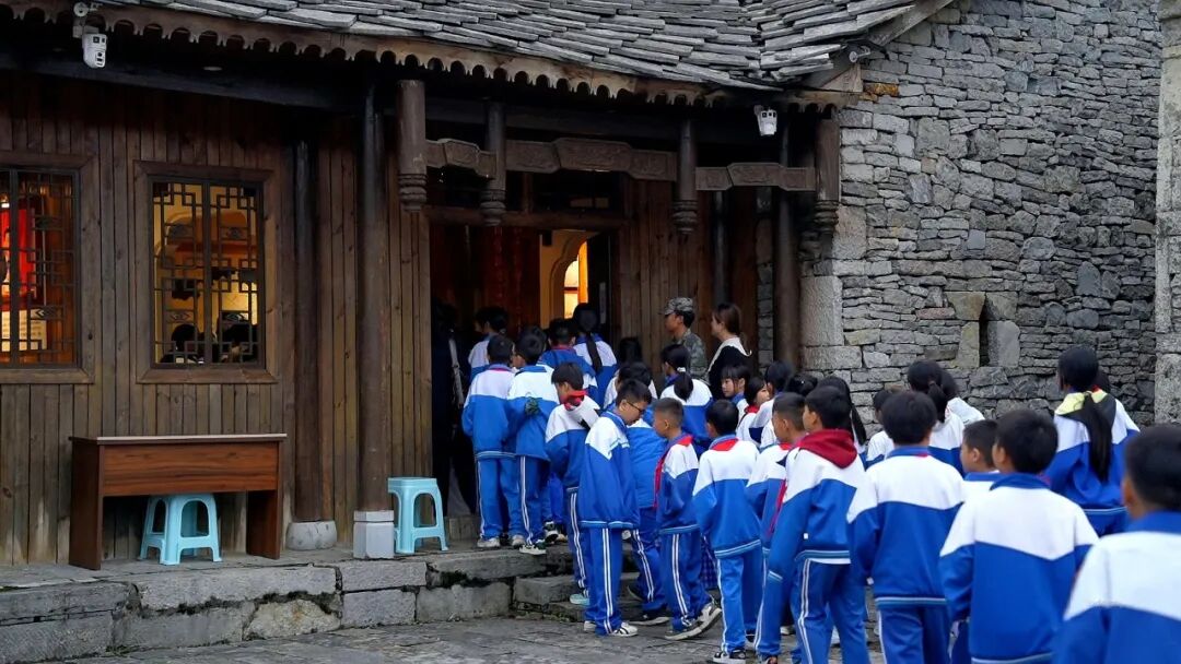 平塘县平湖第二小学百余名师生到平坝区乐平镇塘约村开展研学实践活动
