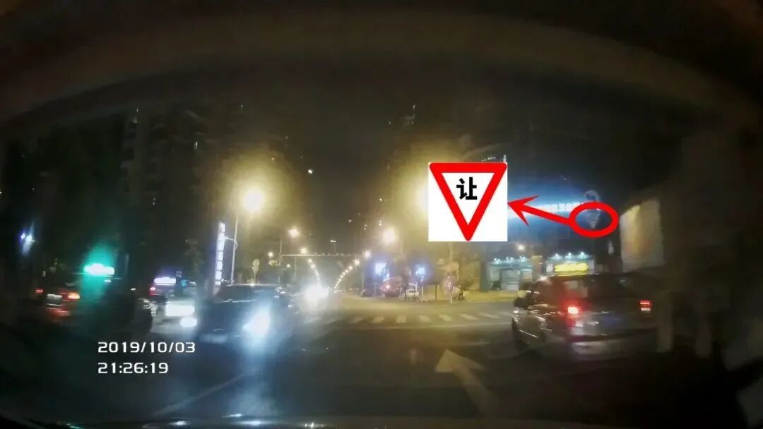 你真的懂让行标志吗 不注意这些 小心被判全责 行车咨询 玩车头条