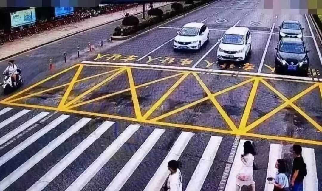 又中招 注意这种标线 虚线也不能变道 行车咨询 玩车头条
