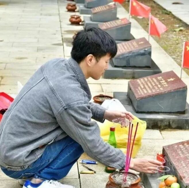 广西一小伙对生活丧失兴趣，这天，他去了烈士陵园。不料，他却发现墓碑上少了点什么，而这个发现让他找到了生活的意义。