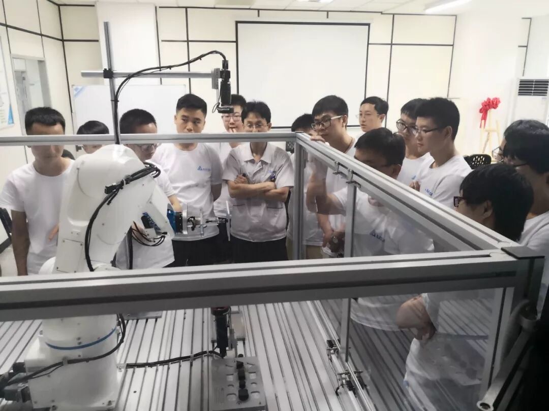 【學(xué)在中達(dá)】校企攜手 智造人才—記2018年雙師研習(xí)營暨臺(tái)達(dá)班夏令營