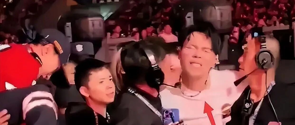 杨宗纬演唱会摔下2米舞台,全场粉丝尖叫,演出安全再引热议!