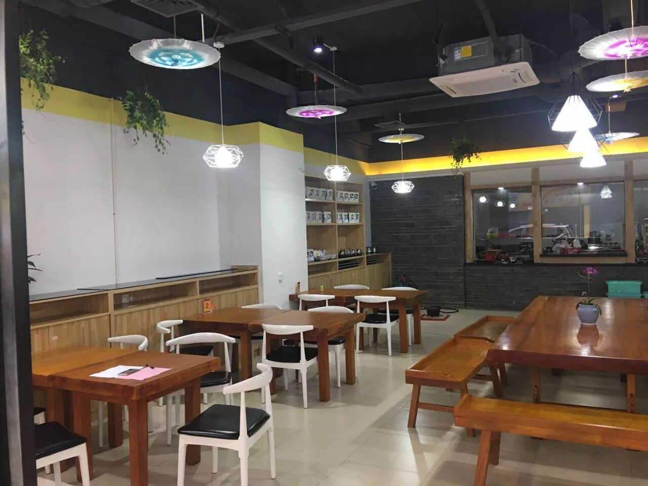 店内装修风格也很素雅