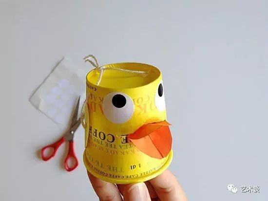 又可以充当小型的储物盒哦,一次性纸杯手工制作可爱鸭子玩偶完成