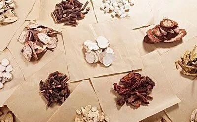 02汤剂 汤剂的制备工艺变化多端最为复杂,如乌头汤,乌头桂枝汤,乌头煎