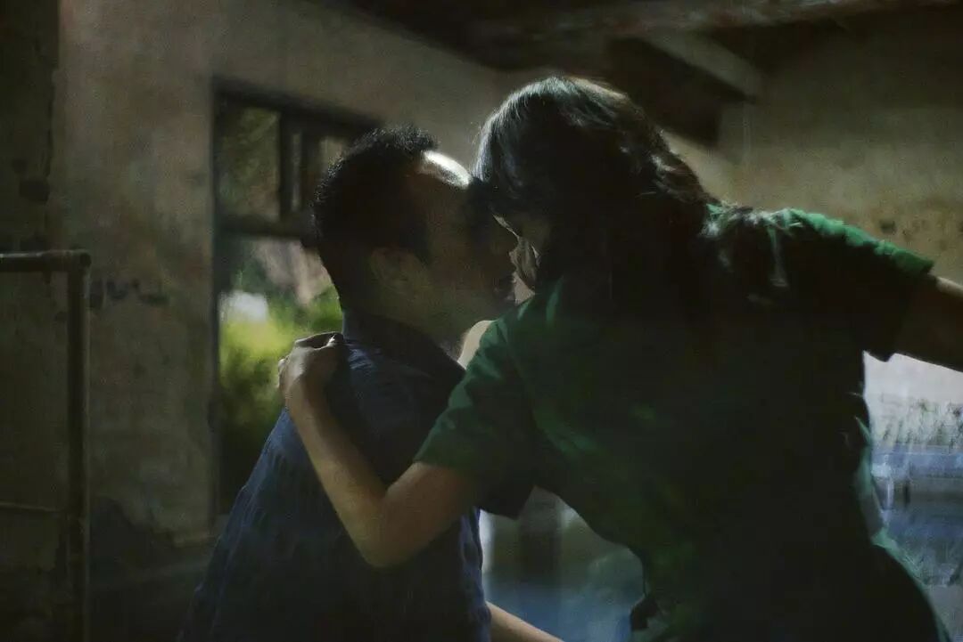 



《地球上最后的夜晚》，属于每一个乡音消失的小镇青年
