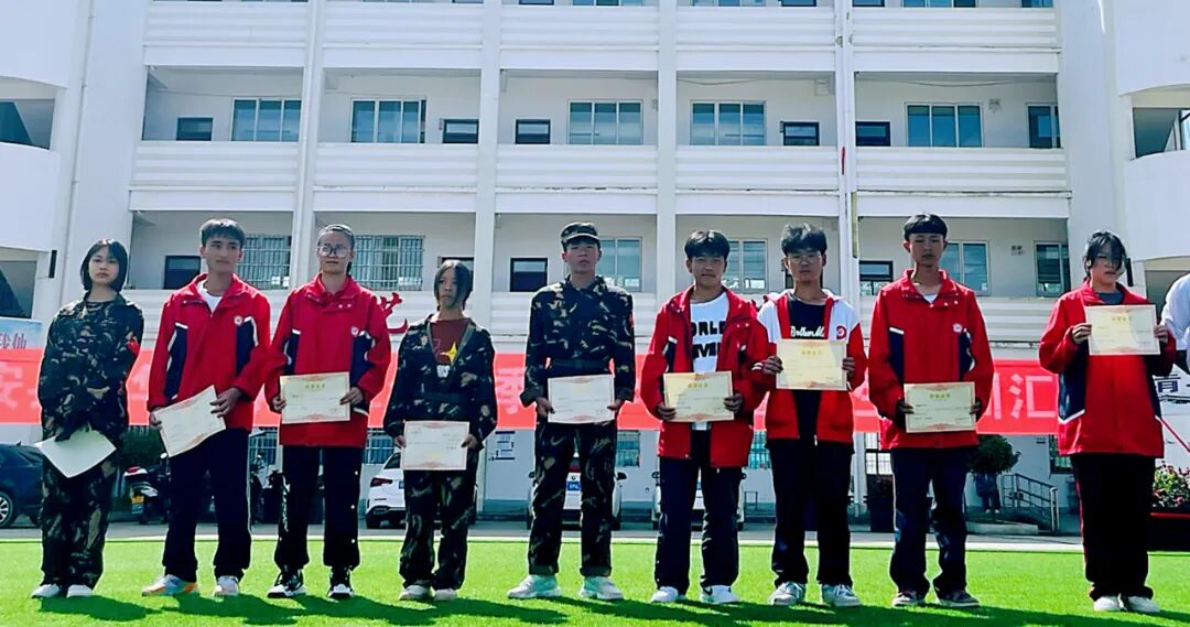 普安县智华中学900余名学生集中军训汇演