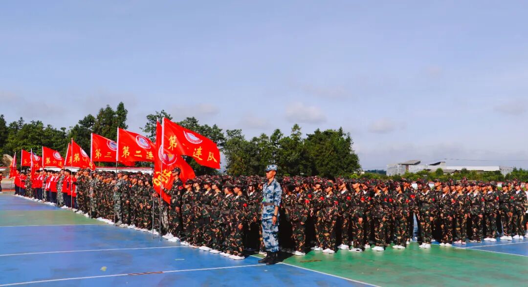 普安县智华中学900余名学生集中军训汇演
